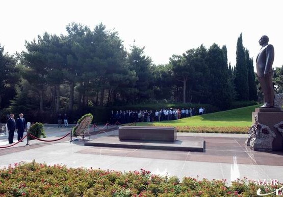 Представители азербайджанской печати посетили в Аллее почетного захоронения могилу великого лидера (Фото)