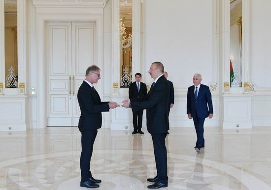Президент Азербайджана принял верительные грамоты новоназначенного посла Германии (Фото-Обновлено)