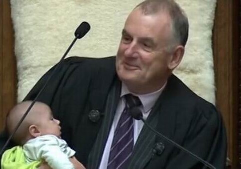 Спикер парламента на заседании нянчил ребенка одного из депутатов (Фото)