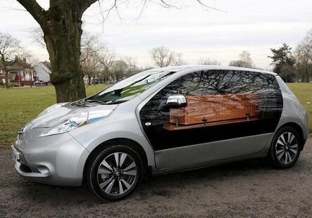 Электрический Nissan Leaf превратили в экокатафалк