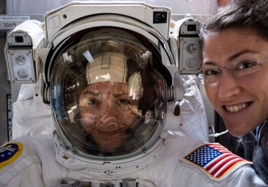 Первый в истории женский экипаж НАСА вышел в открытый космос (Фото)