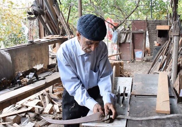 Не просто плотник: как азербайджанец работает в 90 лет (Видео)