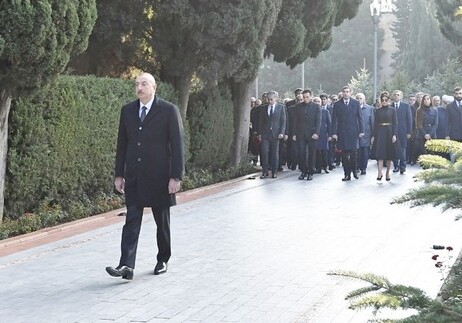 Президент Азербайджана посетил могилу общенационального лидера Гейдара Алиева (Фото-Видео-Обновлено)