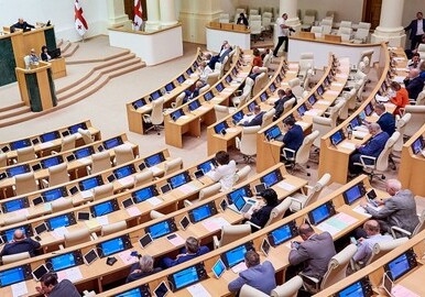 Эвакуация в парламенте Грузии - оппозиция разлила на заседании подозрительную жидкость