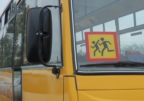В Баку школьный автобус попал в ДТП, есть пострадавшие