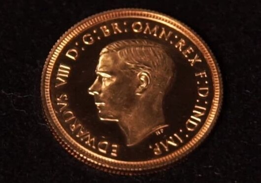 Самая дорогая монета Британии: золотой соверен продан за $1,3 млн