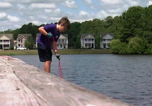 Шестилетний американец выловил в озере сейф с драгоценностями (Фото)
