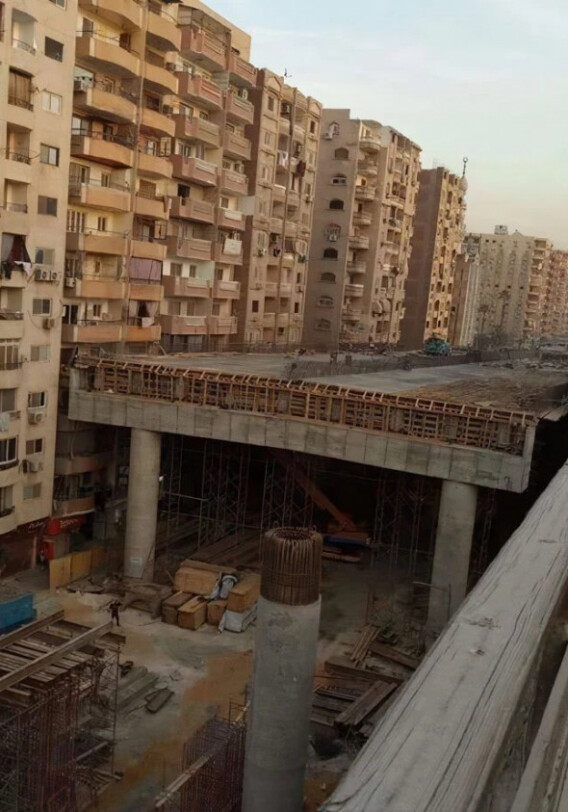 В Каире строят автомобильный мост буквально в 50 см от жилых домов (Фото)