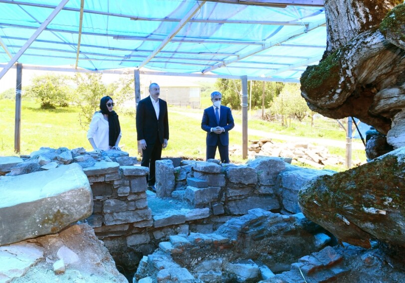 Президент Азербайджана и первая леди ознакомились с реставрационно-консервационными работами в святилище Пир Омара Султана