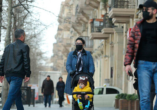 Где в Азербайджане ношение защитных масок стало обязательным?