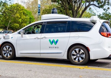 Компания Waymo запустит автономные грузовые машины 8 июня