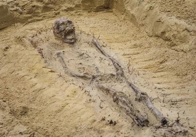 Археологи нашли 100 захоронений детей с монетами во рту (Фото)