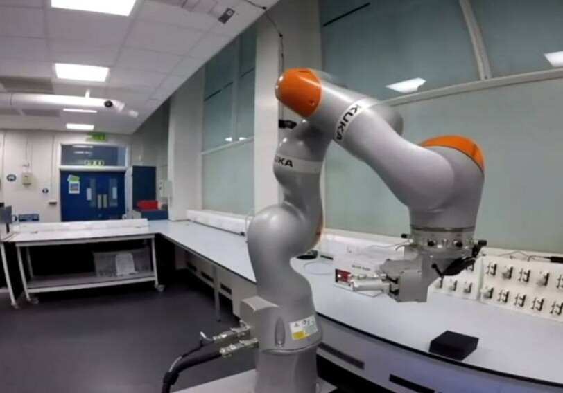 В Великобритании представили робота-химика (Видео)