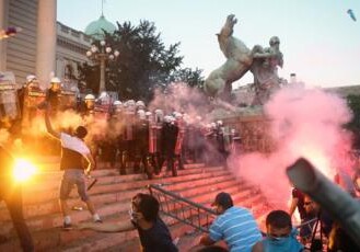 Протесты в Белграде: полиция применила слезоточивый газ