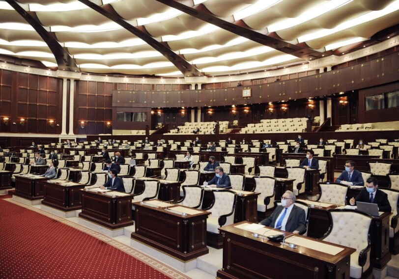 Началось внеочередное заседание парламента Азербайджана