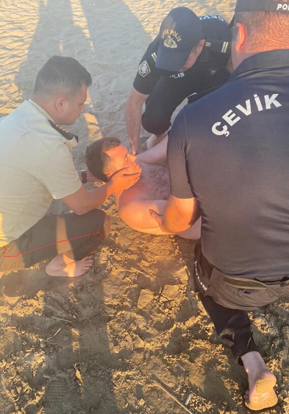 Сотрудники полиции Азербайджана спасли двух тонущих в море