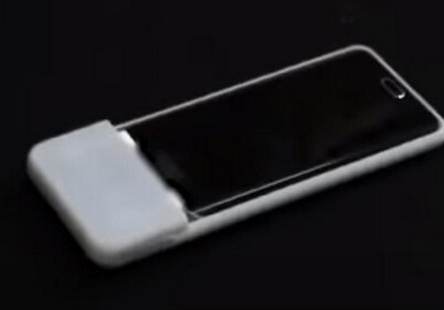 Создан чехол, который сам относит смартфон на зарядку (Видео)