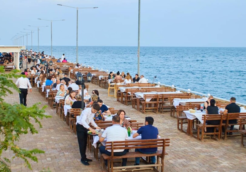В Азербайджане возобновляется деятельность кафе и ресторанов на открытом воздухе