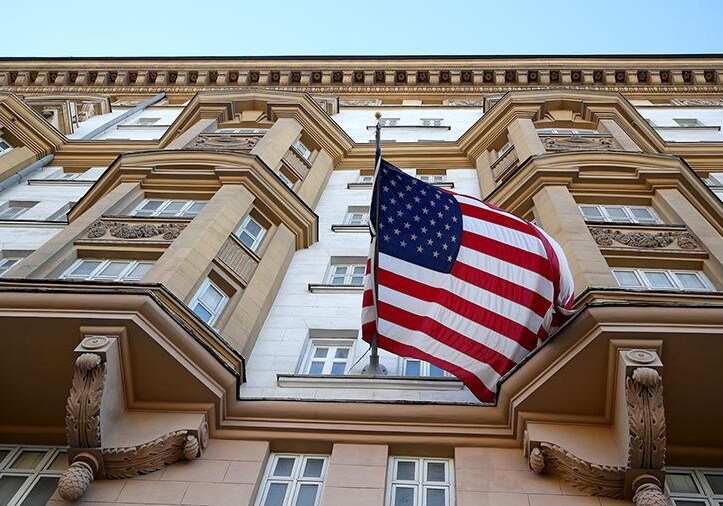 Неизвестный врезался в ворота резиденции посла США в Москве