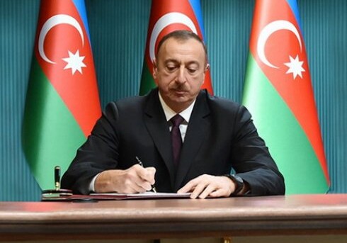 Президент Азербайджана наградил нефтяников орденами и медалями