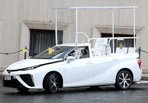 Новым автомобилем Папы римского стал водородный седан Toyota (Фото)