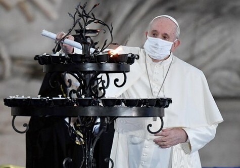 Папа Римский впервые вышел на публику в маске (Фото)