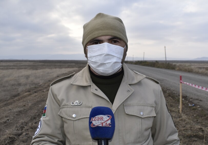 Обочина автодороги, ведущей в город Агдам, очищается от мин и неразорвавшихся боеприпасов (Фото)