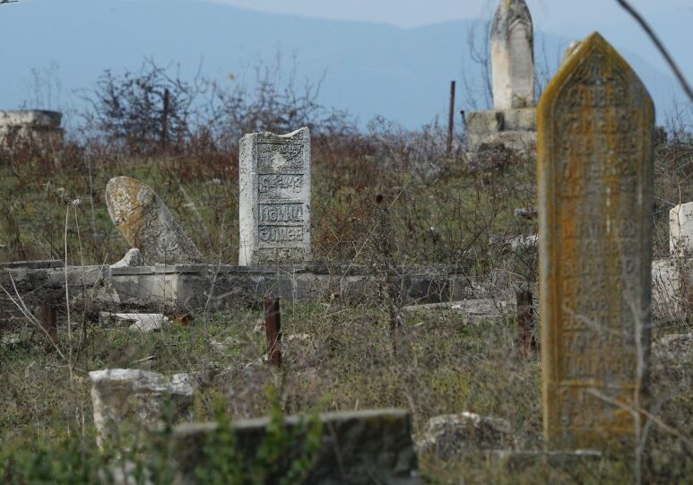 Заслуженный артист посетил в Агдаме могилу своего брата - «Золотого голоса Азербайджана»