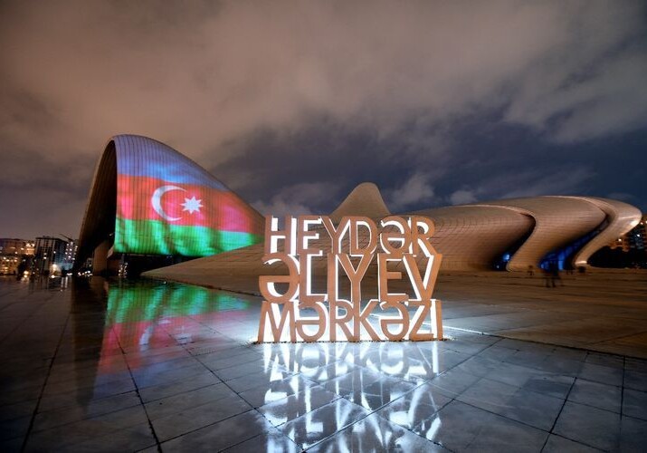 Центр Гейдара Алиева, «Пламенные башни» и Бакинский Олимпийский стадион окрасились в цвета флага Азербайджана (Фото)