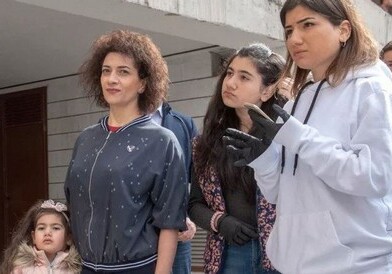 Семья Пашиняна прилетела в Москву в поисках квартиры – В аэропорту их встретили возгласами «Предатели»