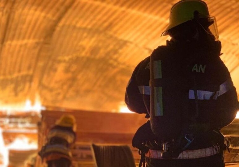 В Баку пожар из мебельного цеха перекинулся на автомастерскую, есть пострадавший