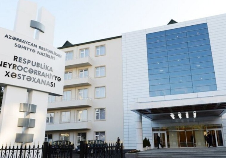 В Баку пациентка больницы бросилась с третьего этажа