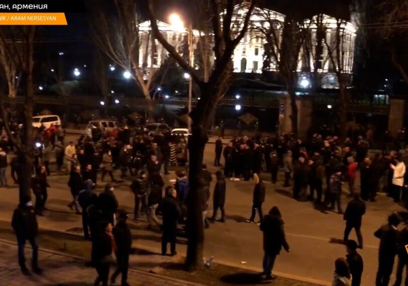 Как оппозиционеры готовятся ночевать у здания парламента Армении (Видео)