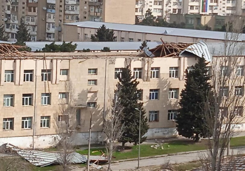 Сильный ветер снес крыши школ в Баку (Фото-Видео-Добавлено)