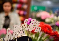 Мужчины недовольны, а женщины ждут цветы – атмосфера в канун 8 марта в Баку
