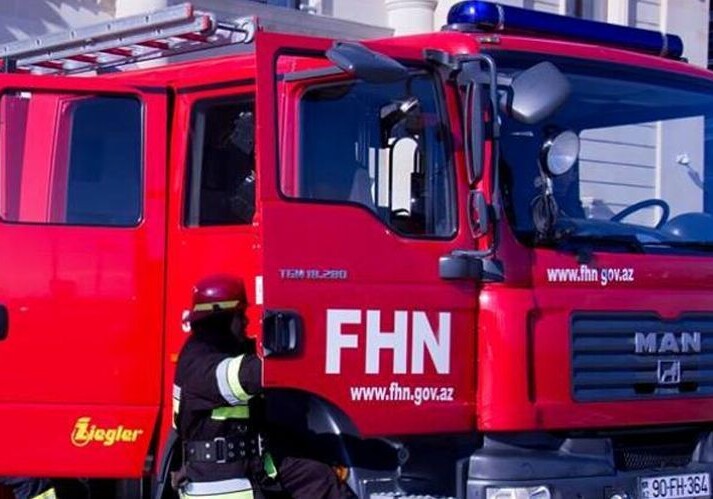 Пожар на корабле в Баку - Пожарники потушили