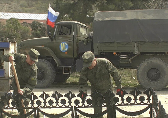 Российские миротворцы восстановили памятник воинам ВОВ в Карабахе (Видео)