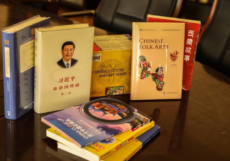 Посольство Китая передало научной библиотеке БГУ 248 книг (Фото)