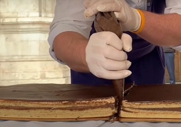 36 кг шоколада: во Франции изготовили самый большой в мире торт «Опера»