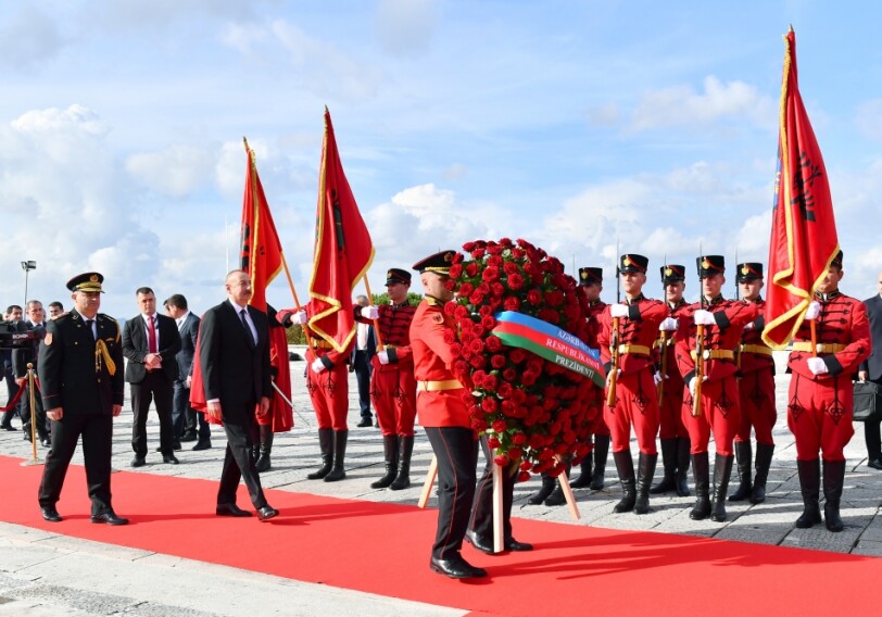 Президент Азербайджана посетил монумент «Mother Albania» в Тиране (Фото)