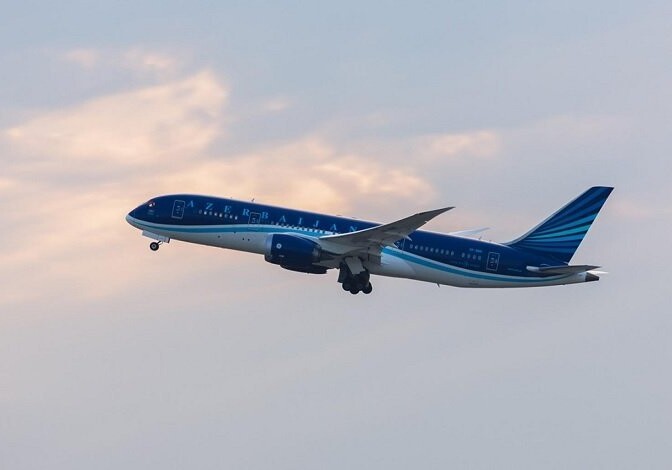 Самолет AZAL вынуждено вернулся в аэропорт вылета - Причина