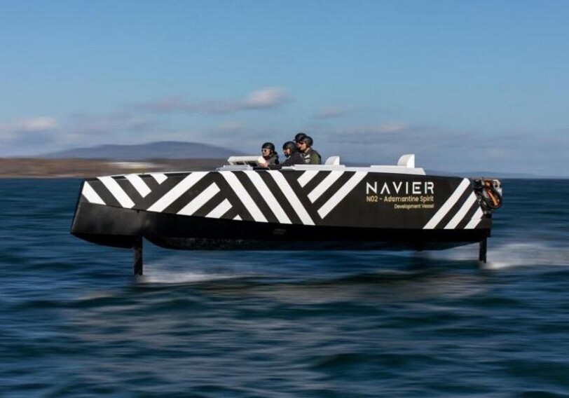 Представлена лодка будущего – Она «летает» над волнами на высоте 1,2 м (Фото)