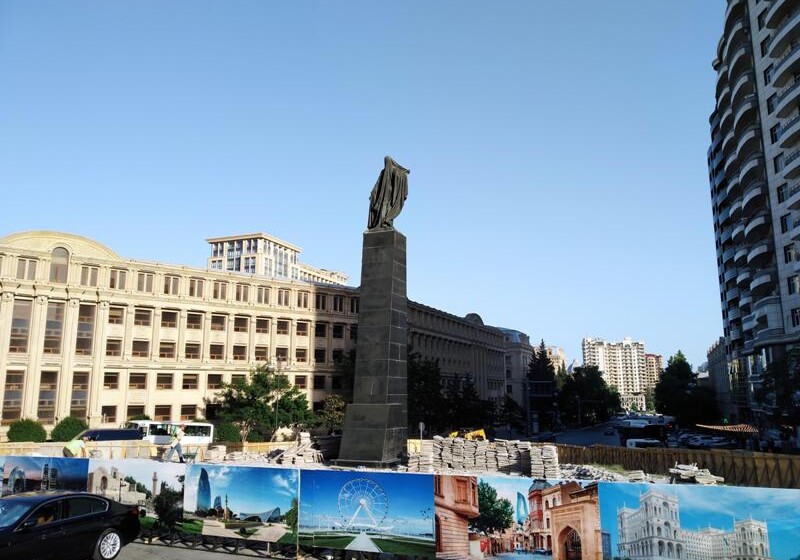 Что происходит вокруг памятника освобожденной женщине? – Комментарий ИВ Баку (Фото)