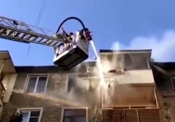 В Баку произошел пожар в пятиэтажном здании (Видео)