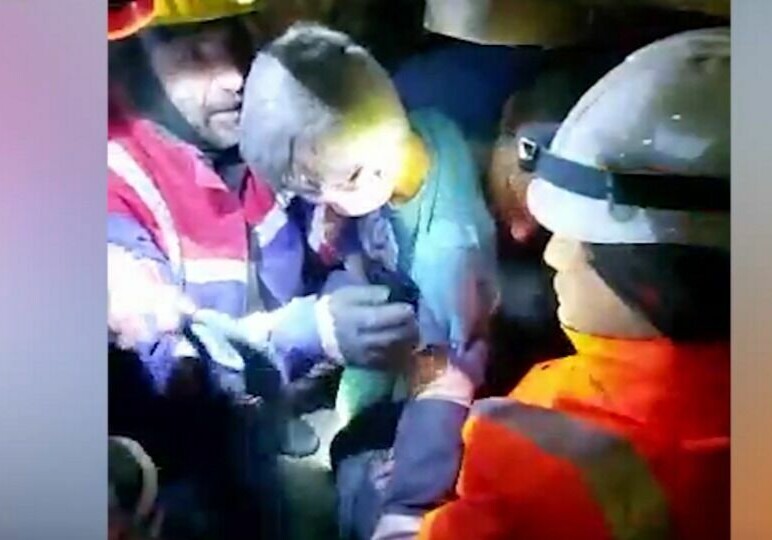 В Турции 7-летнего мальчика спасли спустя 70 часов после землетрясения (Видео)