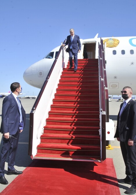 Президент Казахстана прибыл с официальным визитом в Азербайджан (Фото)