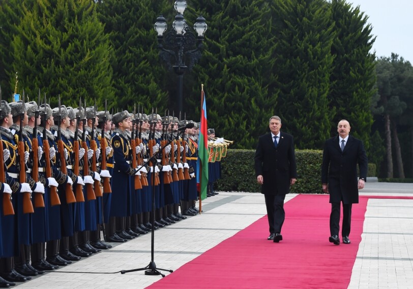 Состоялась церемония официальной встречи Президента Румынии в Баку (Фото)