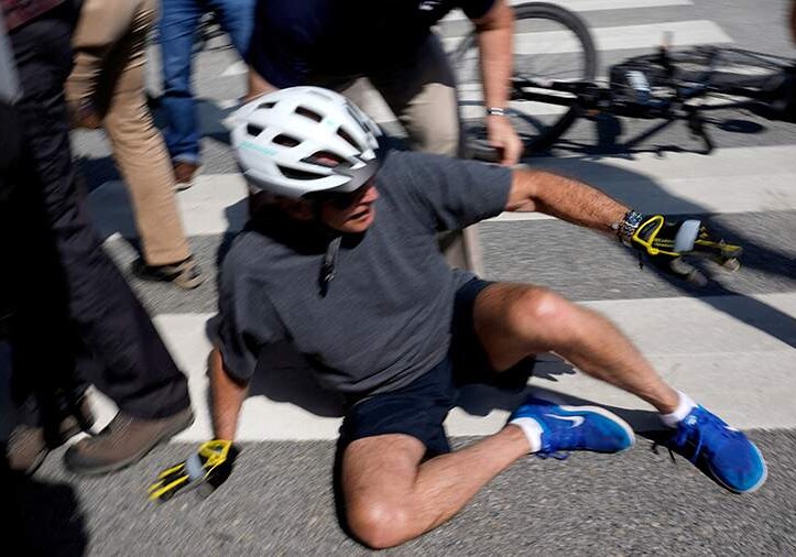 Байден упал с велосипеда во время прогулки (Видео)