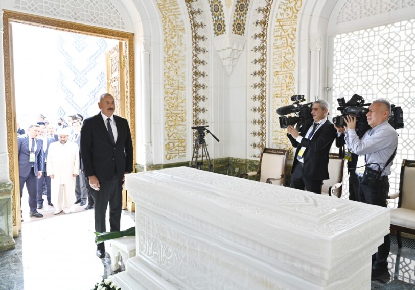 Ильхам Алиев посетил мавзолей Ислама Каримова в Самарканде (Фото)