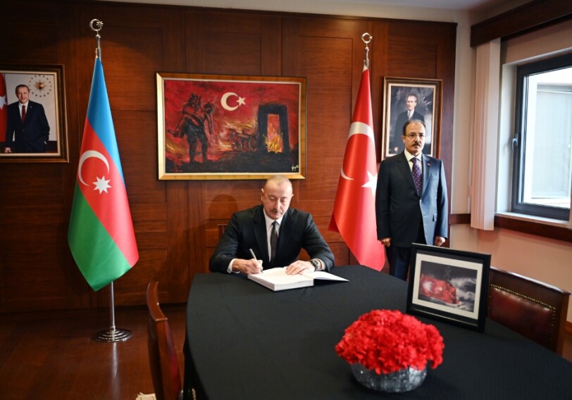 Ильхам Алиев посетил посольство Турции в Азербайджане и выразил соболезнования в связи с многочисленными человеческими жертвами (Фото-Обновлено)